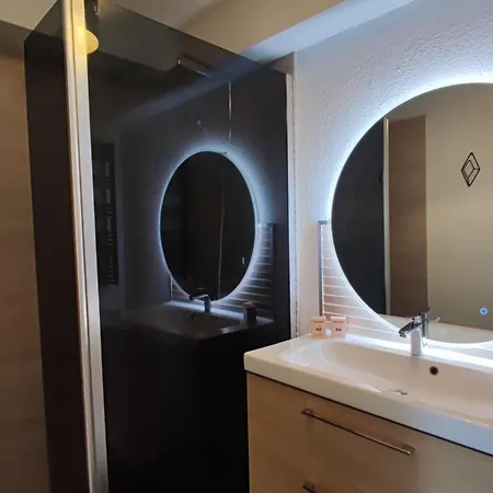 Spacious With Parking In Appartement *